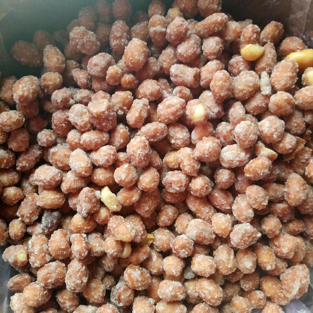 花生米炸熟备用,把油倒出,加水,糖,生粉,熬煮粘稠,把炸好的花生放