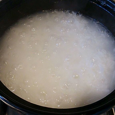 大米洗净放冰箱冷藏浸泡一夜,拿出放砂锅熬煮成粥.