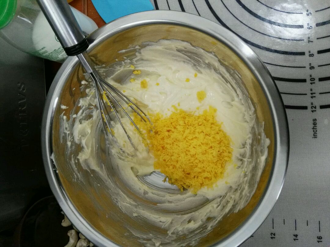熟蛋黄用筛网碾碎,加入打发的黄油中,搅拌均匀