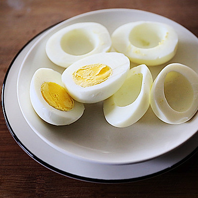 2.鸡蛋洗净,入冷水锅煮熟.捞出去壳切两半,取出蛋黄,留蛋白备用.