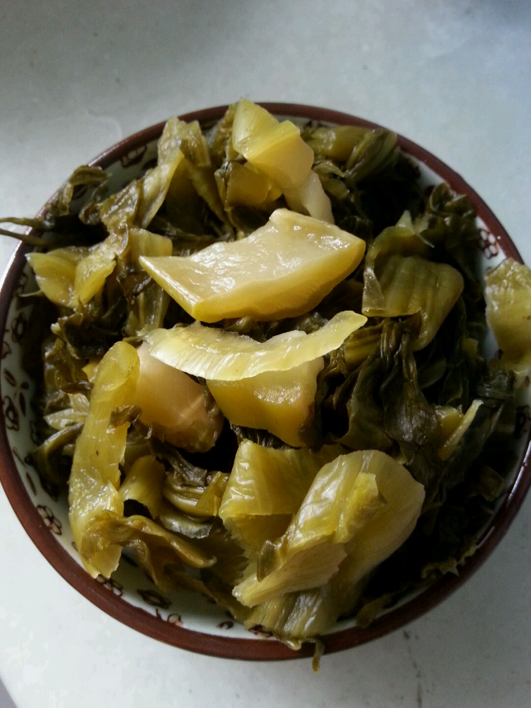 这就是本地人腌制隔年的小咸菜,味道略酸,可炒,可炖,可煮肉汤喝,好吃