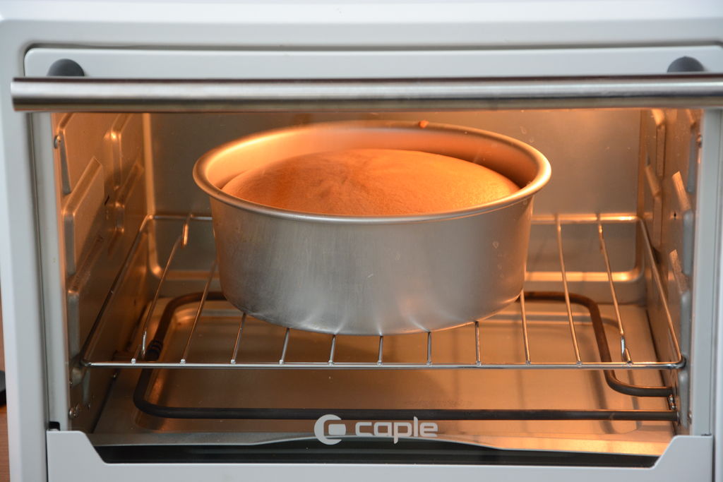 烤箱预热10分钟,把蛋糕放入预热好的烤箱的中层,上下火,170度,40分钟