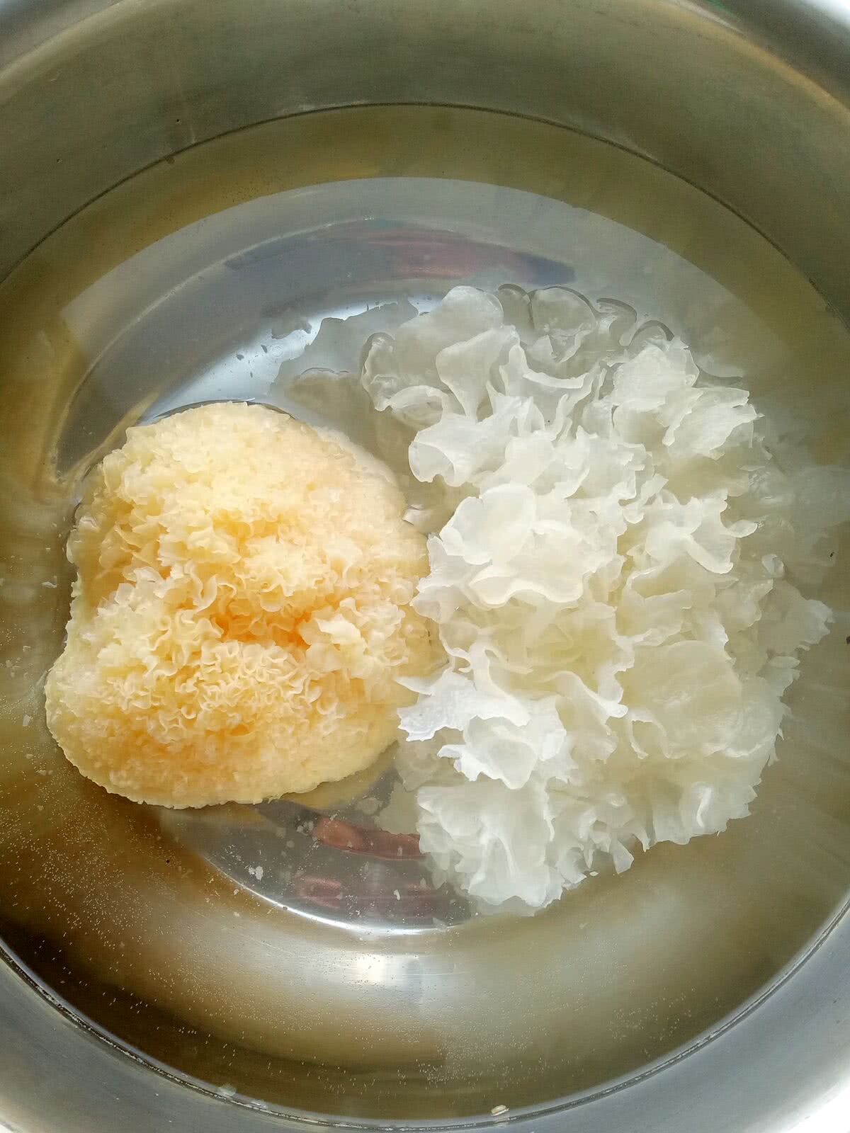 银耳和丑耳泡发半个小时左右,清洗去蒂撕成小朵