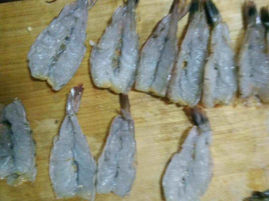 蒜蓉粉丝开背虾的做法图解5