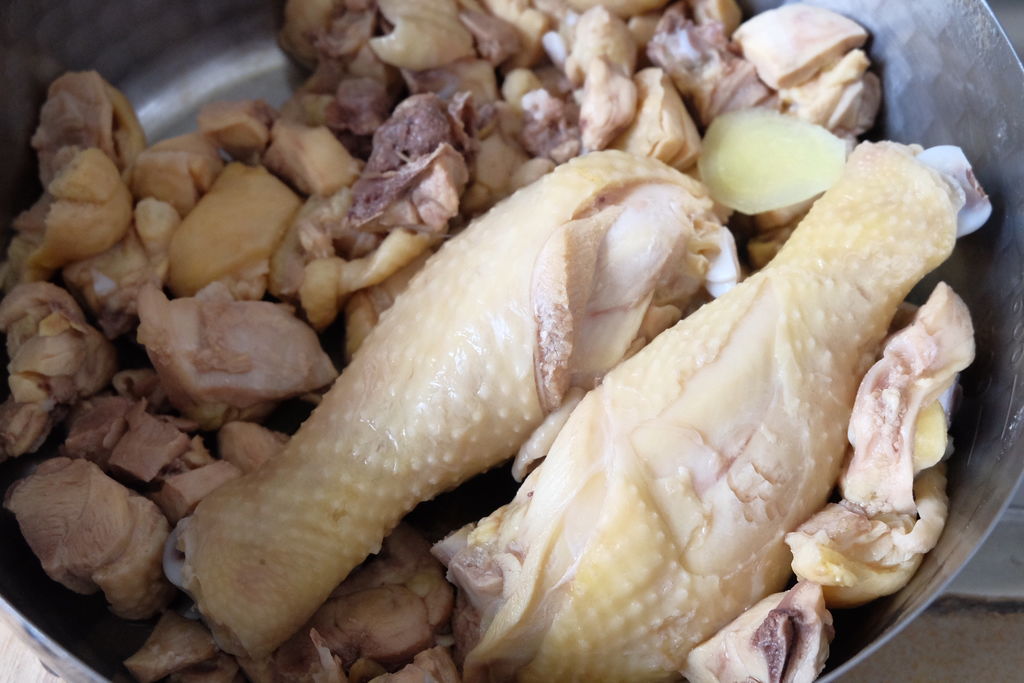 把焯水后的鸡肉鸡腿用流动的水冲洗干净,我喜欢干净的汤,所以我会用