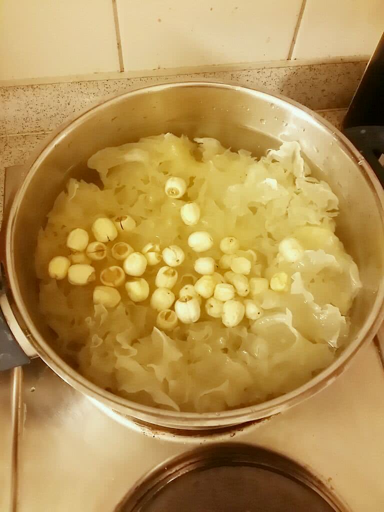 银耳红枣莲子羹的做法_【图解】银耳红枣莲子羹怎么做