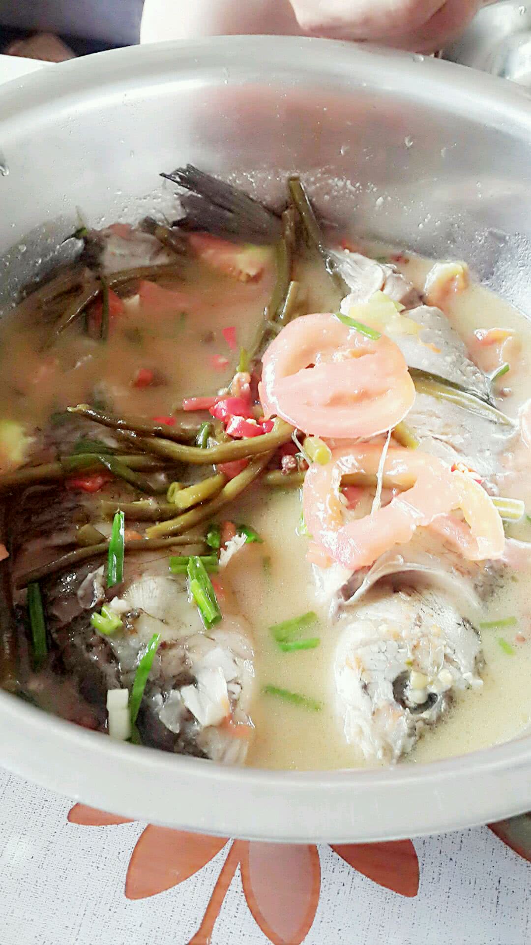 酸豆角炖鱼的做法图解1