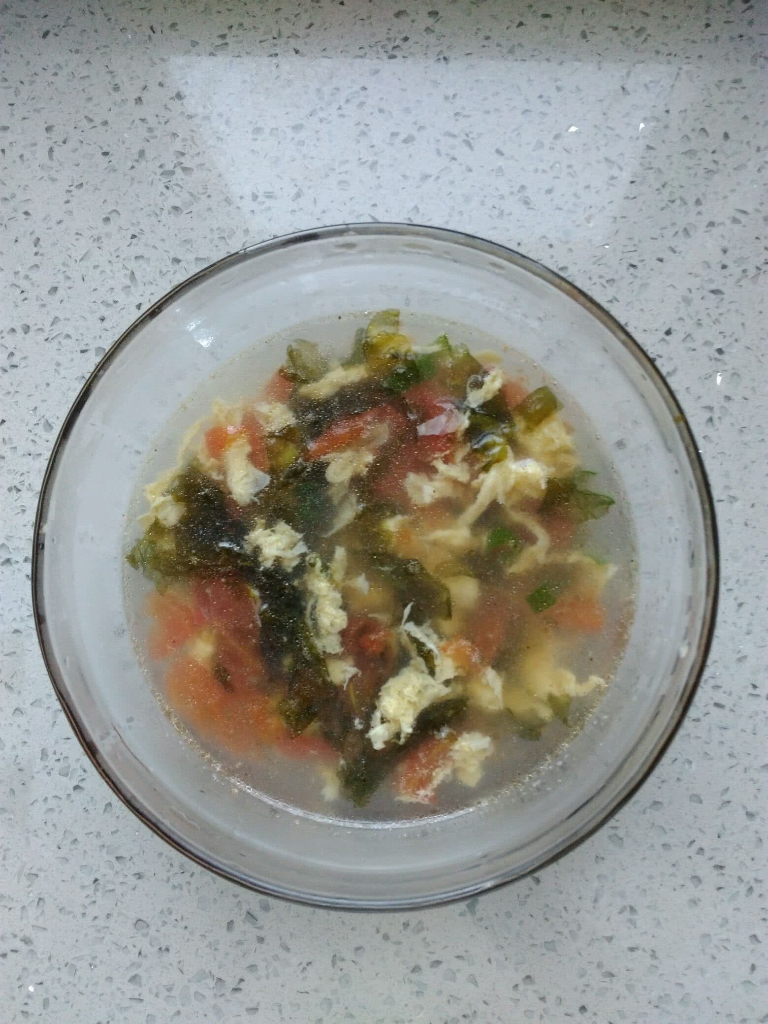 中毒问:家里只剩下一个西红柿和一些紫菜,单独又太少了答:番茄紫菜汤