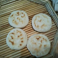 3.发好的面团擀成小面饼,注意饼要厚一点,方便剖开,在饼铛内烙熟