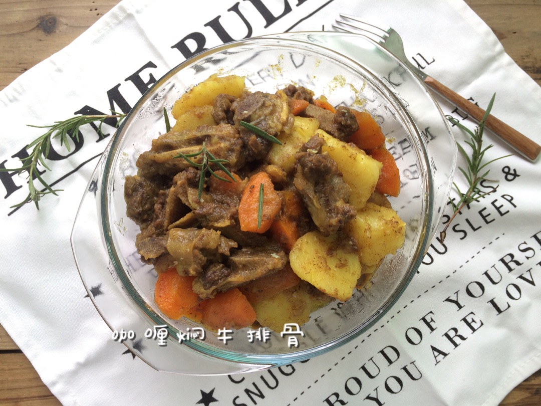 难度:切墩(初级)   时间:1小时以上       主料 牛排骨500g 土豆2