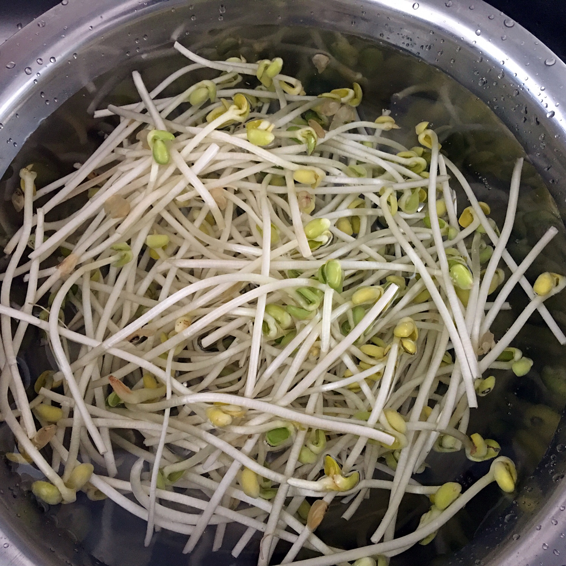 豆芽丸子汤的做法图解1