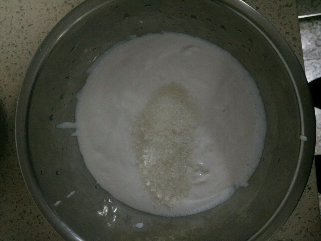 在淡奶油中加入白砂糖