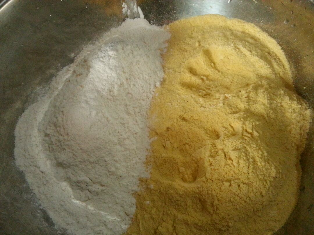 ⑤玉米面白面各一半,加少许盐和酵母
