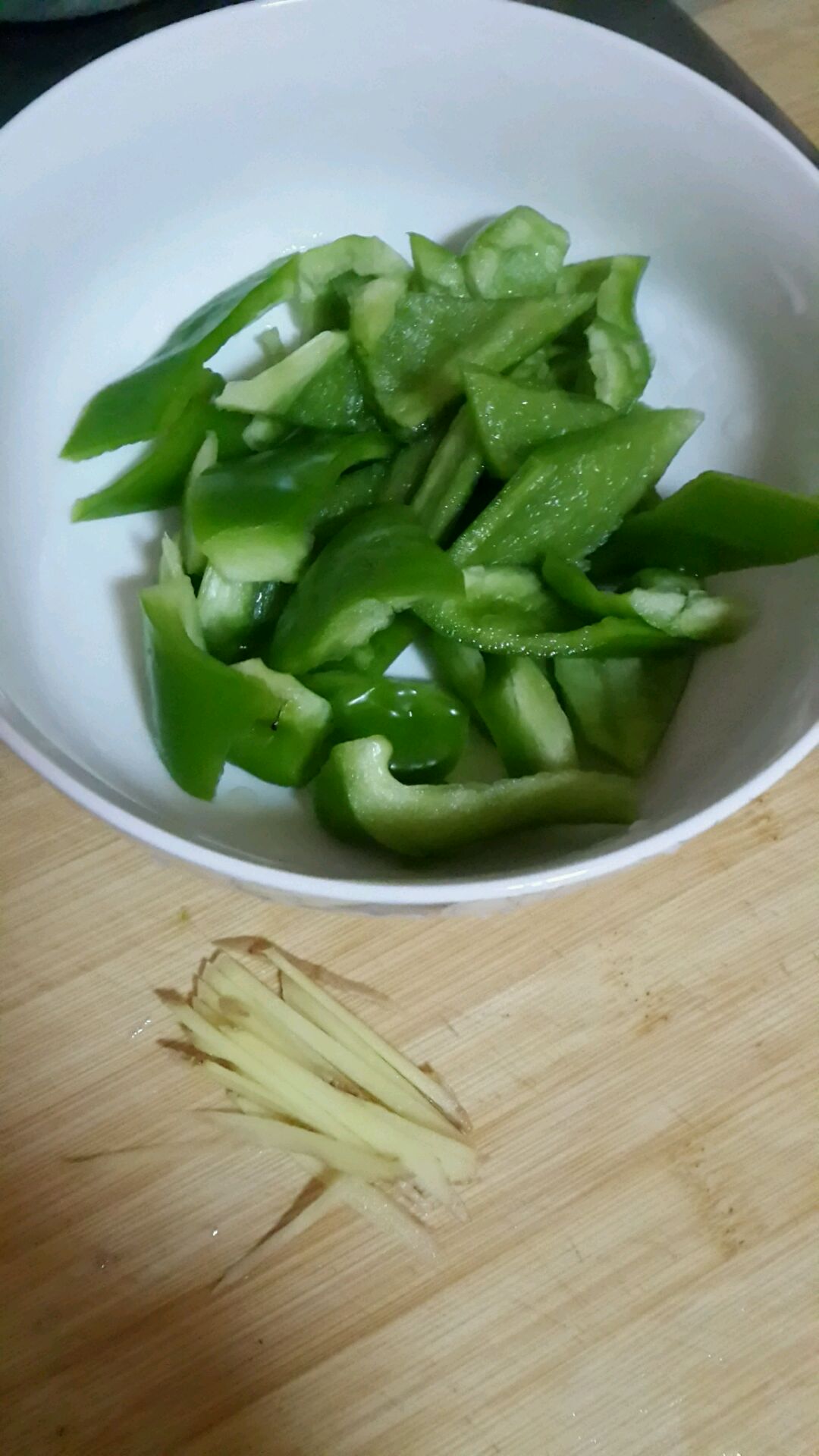 青椒切菱形块,姜切丝.