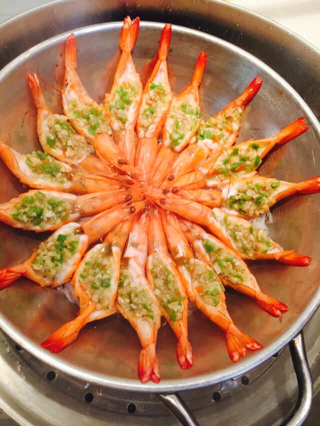 摆盘…下面可以放粉丝或者白菜.将调料涂在虾肚中间.