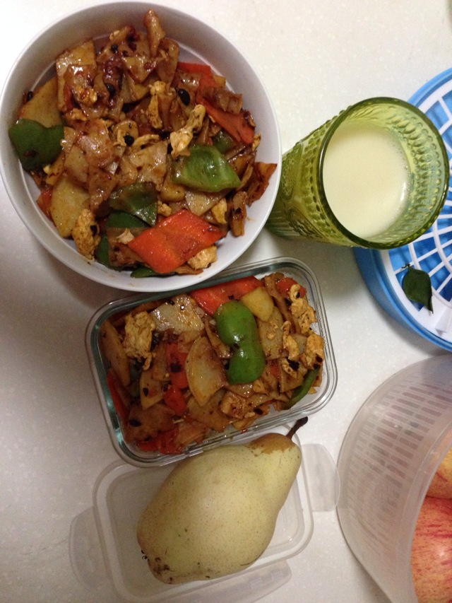 今天的晚餐和明天的工作餐,忘了,做之前打了一壶豆浆^_^,一边做一边