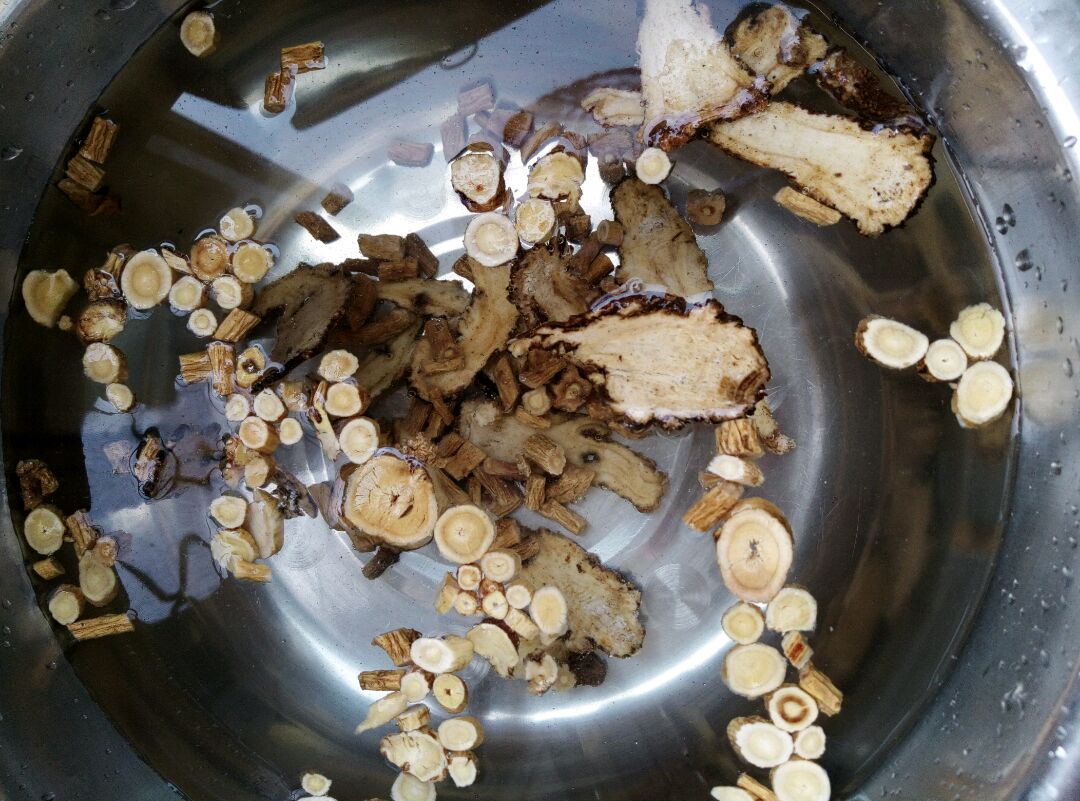 把这三种药材按照提示的量用清水浸泡半小时