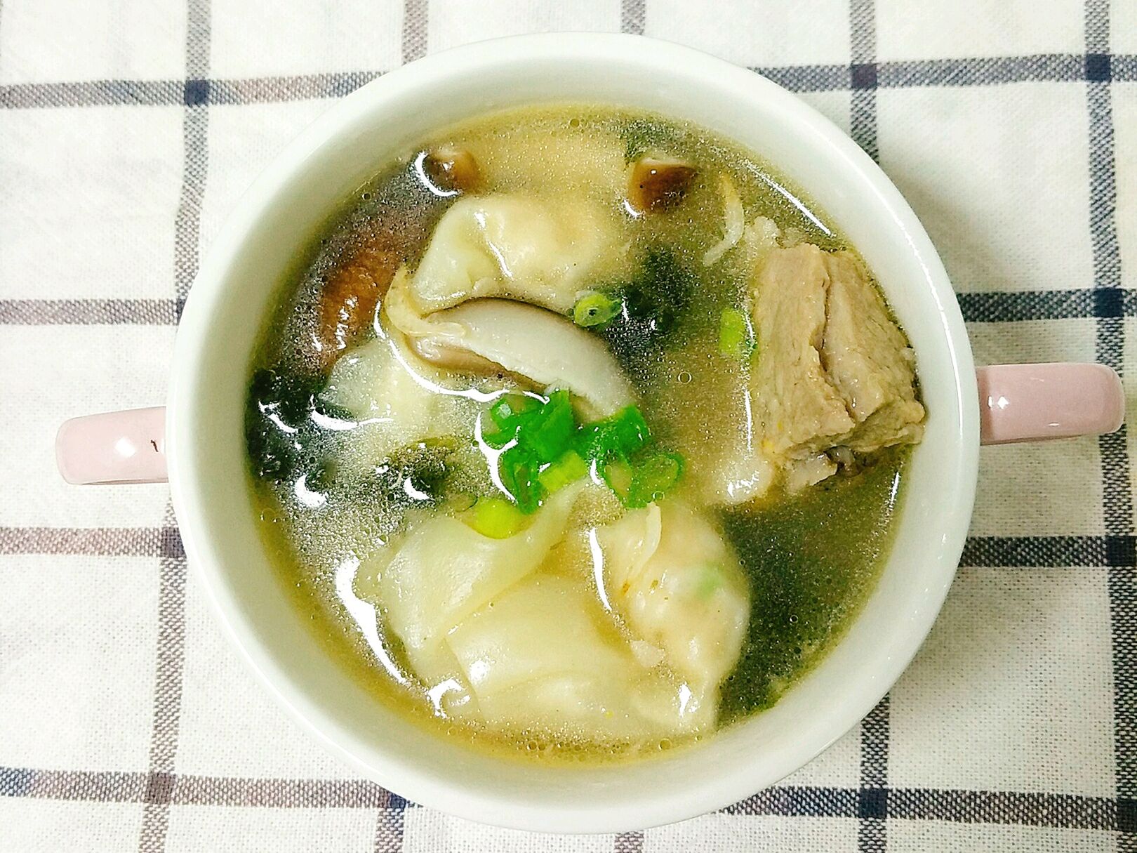 馄饨包好以后放冰箱冷冻,随吃随拿,这个是给姑娘用排骨汤下的馄饨,加