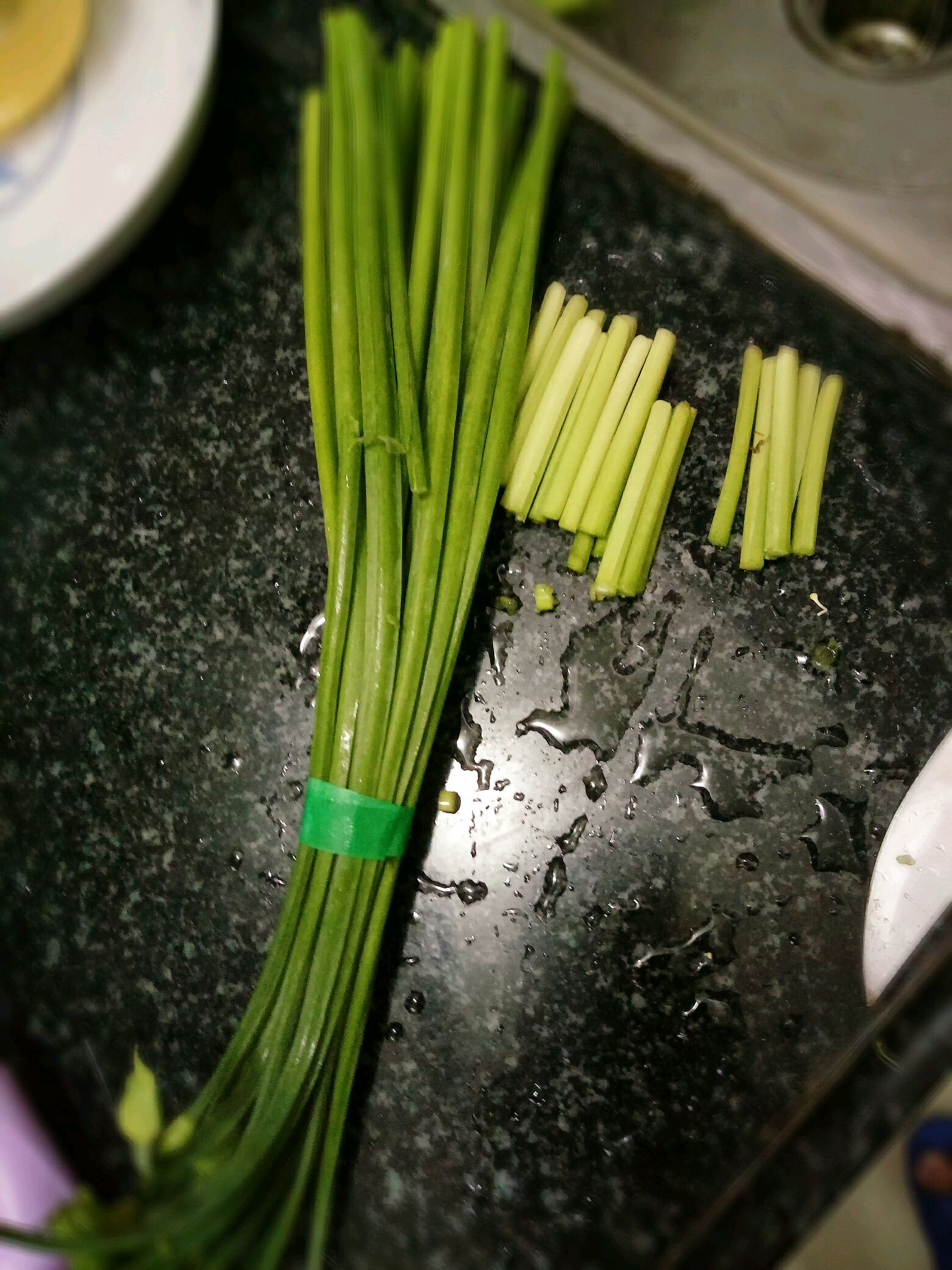 韭菜心把老的部份切掉不用