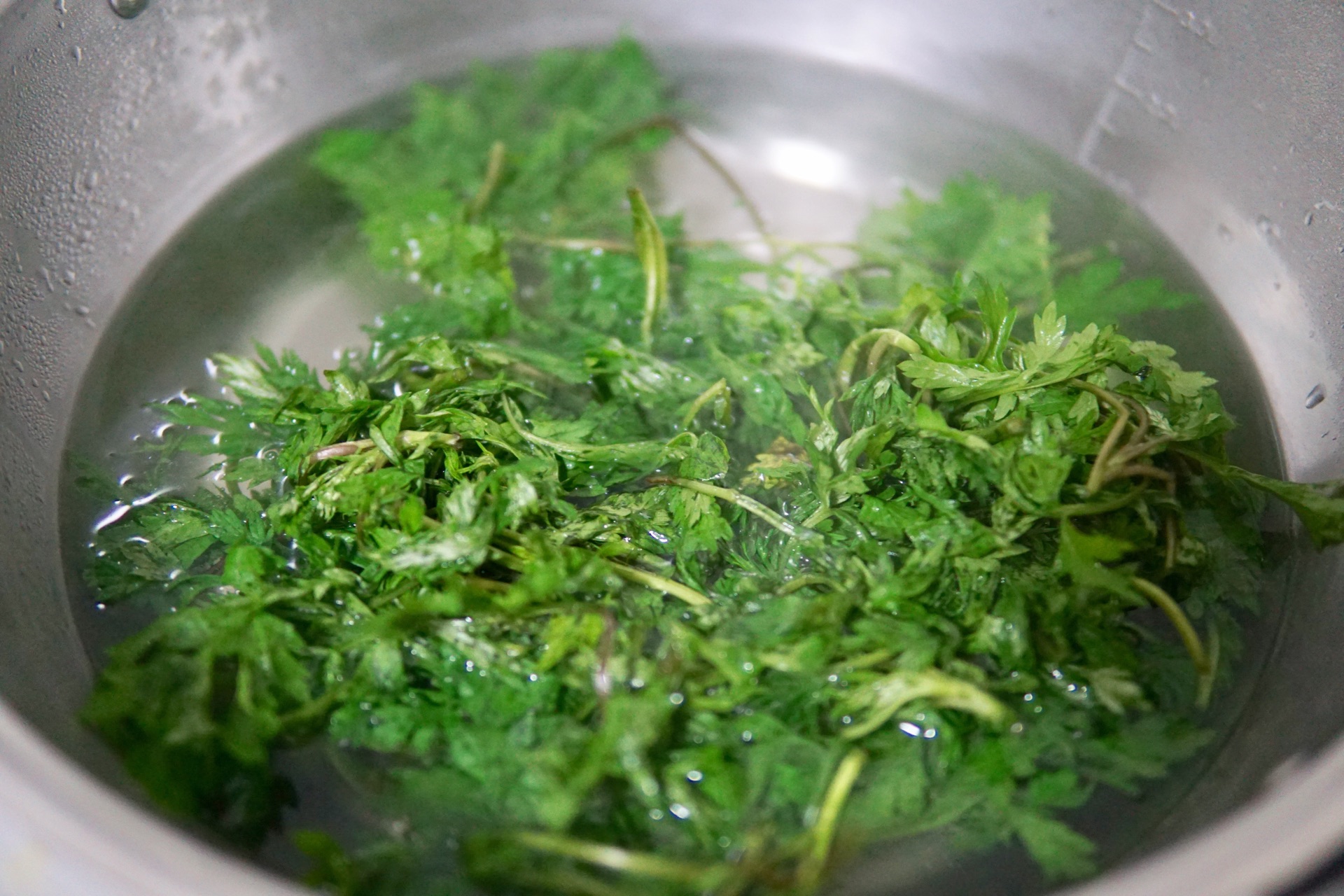 2 烧开水艾草煮软