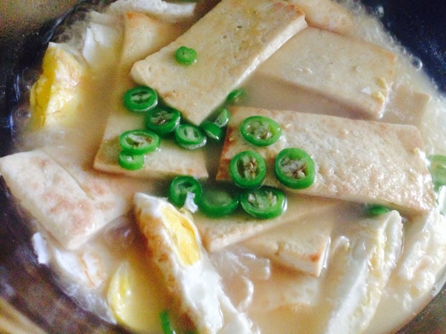 煎蛋豆腐汤的做法