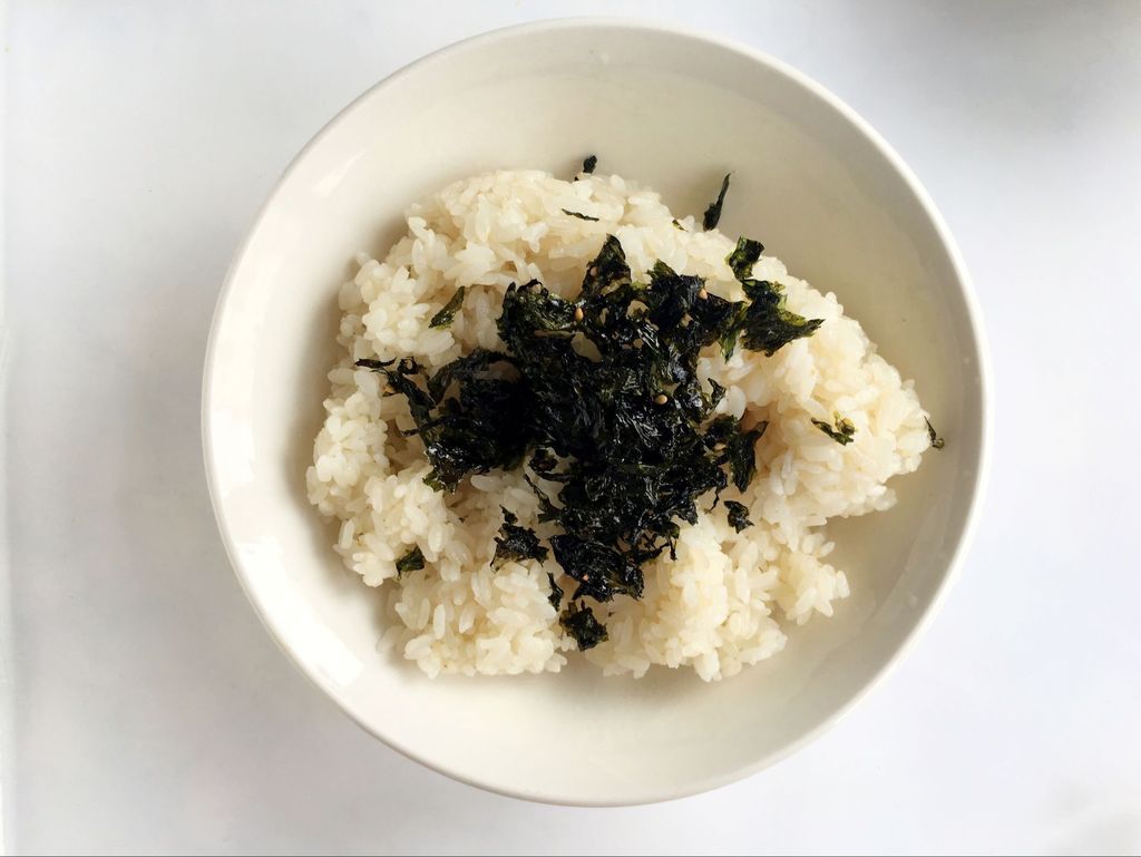 把海苔倒入米饭中.