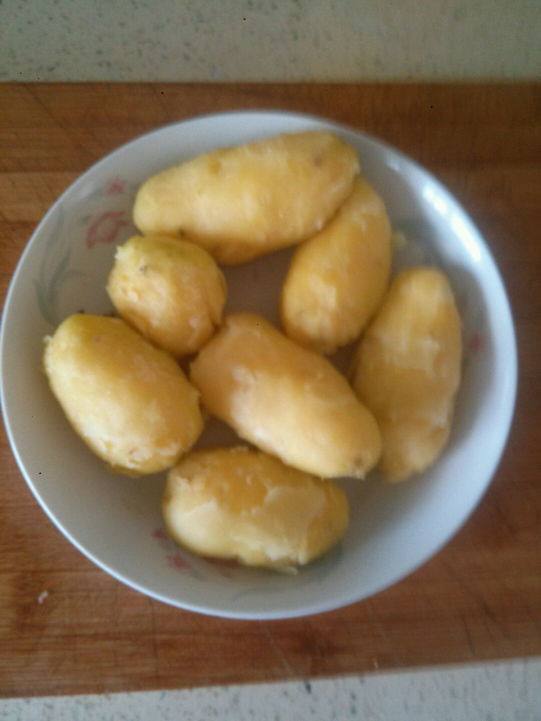 土豆微波炉土豆程序10分钟,中间翻面,保证成熟后,可以冷后剥皮捻成