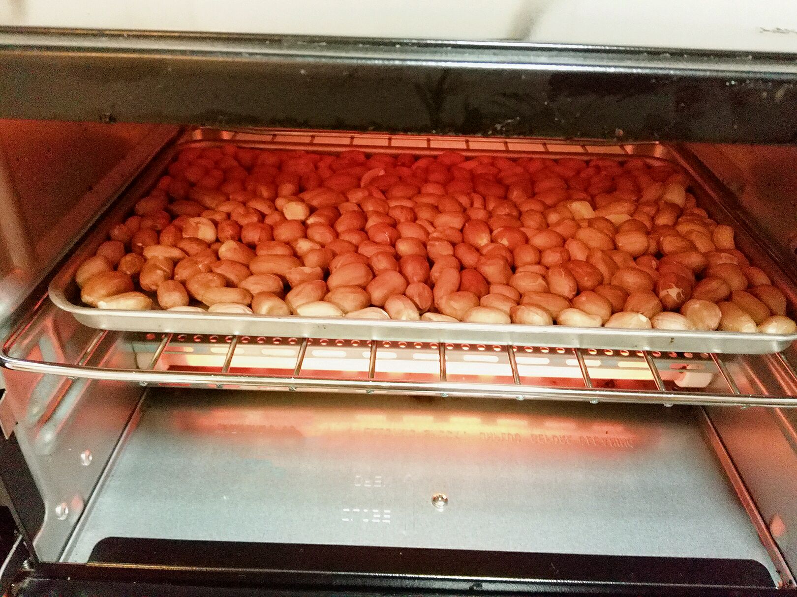 花生米放入烤箱150℃,10分钟,第一次烤花生米,味道真的不错.