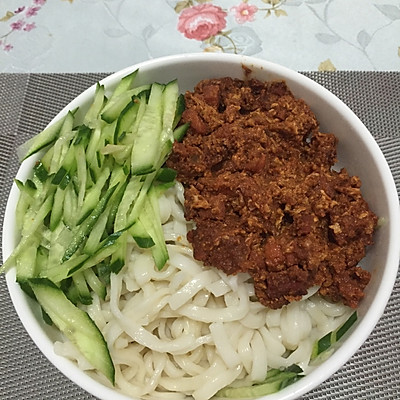 13.第十三步:将青瓜丝与炒好的鸡蛋酱装碗.