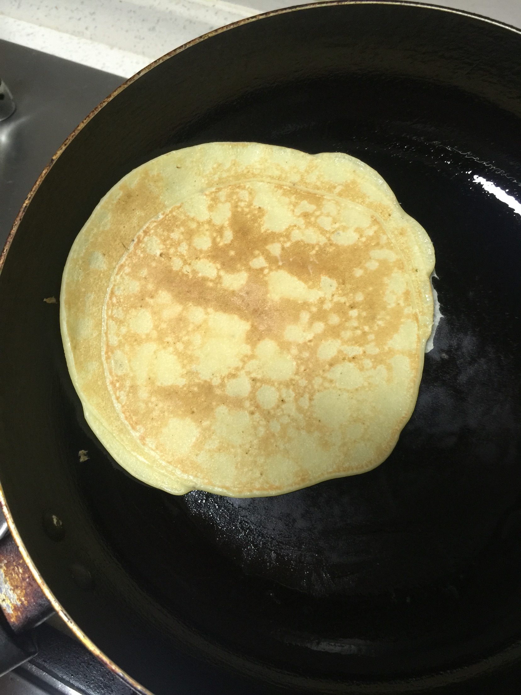 香蕉2根 牛奶100ml 面粉适量 食用油适量 鸡蛋1个 炼奶1勺 香蕉饼的
