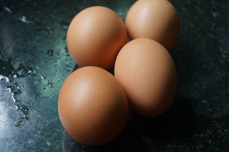 常温鸡蛋4个,把鸡蛋白跟黄分开装在两个干净的盆里