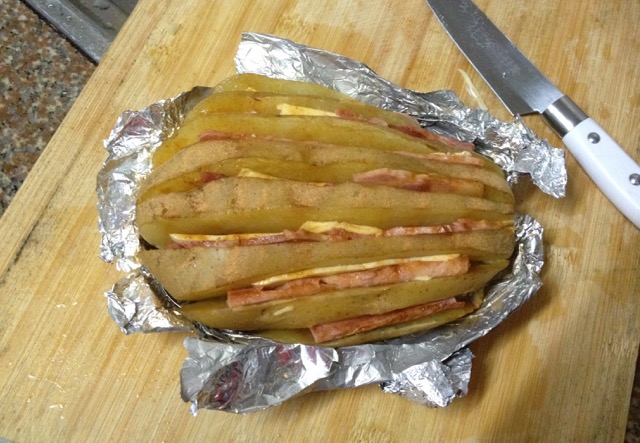 土豆洗干净用锡纸包好放进烤箱,220度烤30分钟