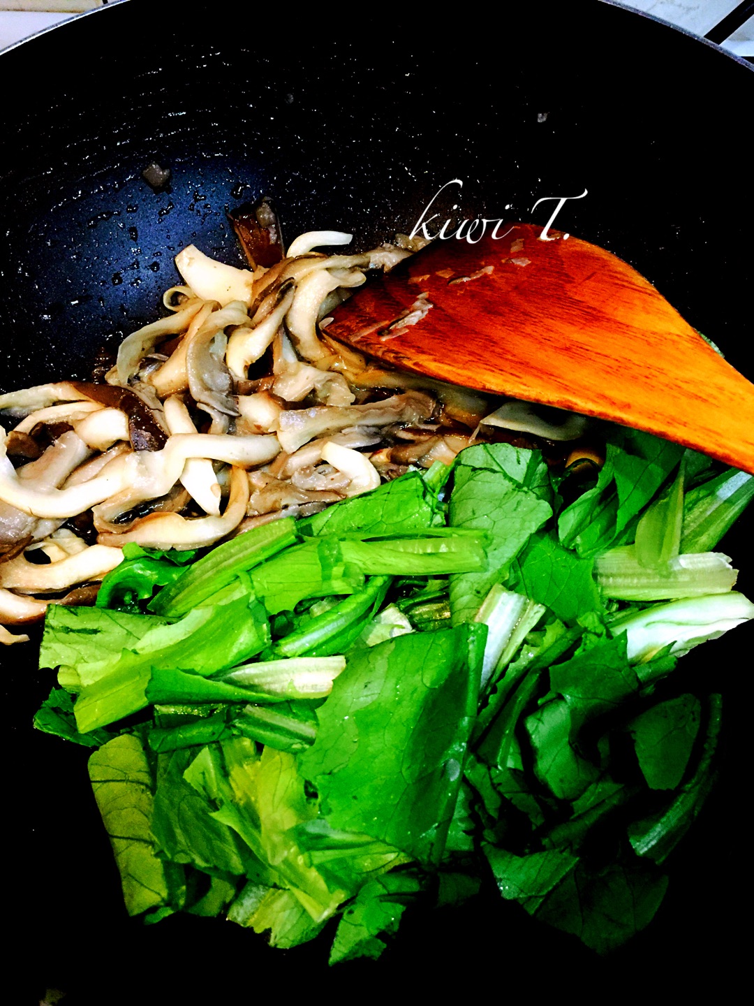 蘑菇炒油麦菜