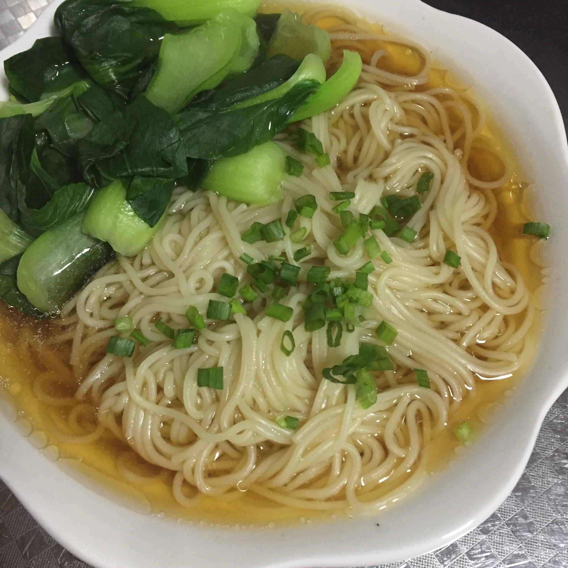 餐饮美食早上素面葱花小面室内食品摄影图配图高清摄影大图-千库网