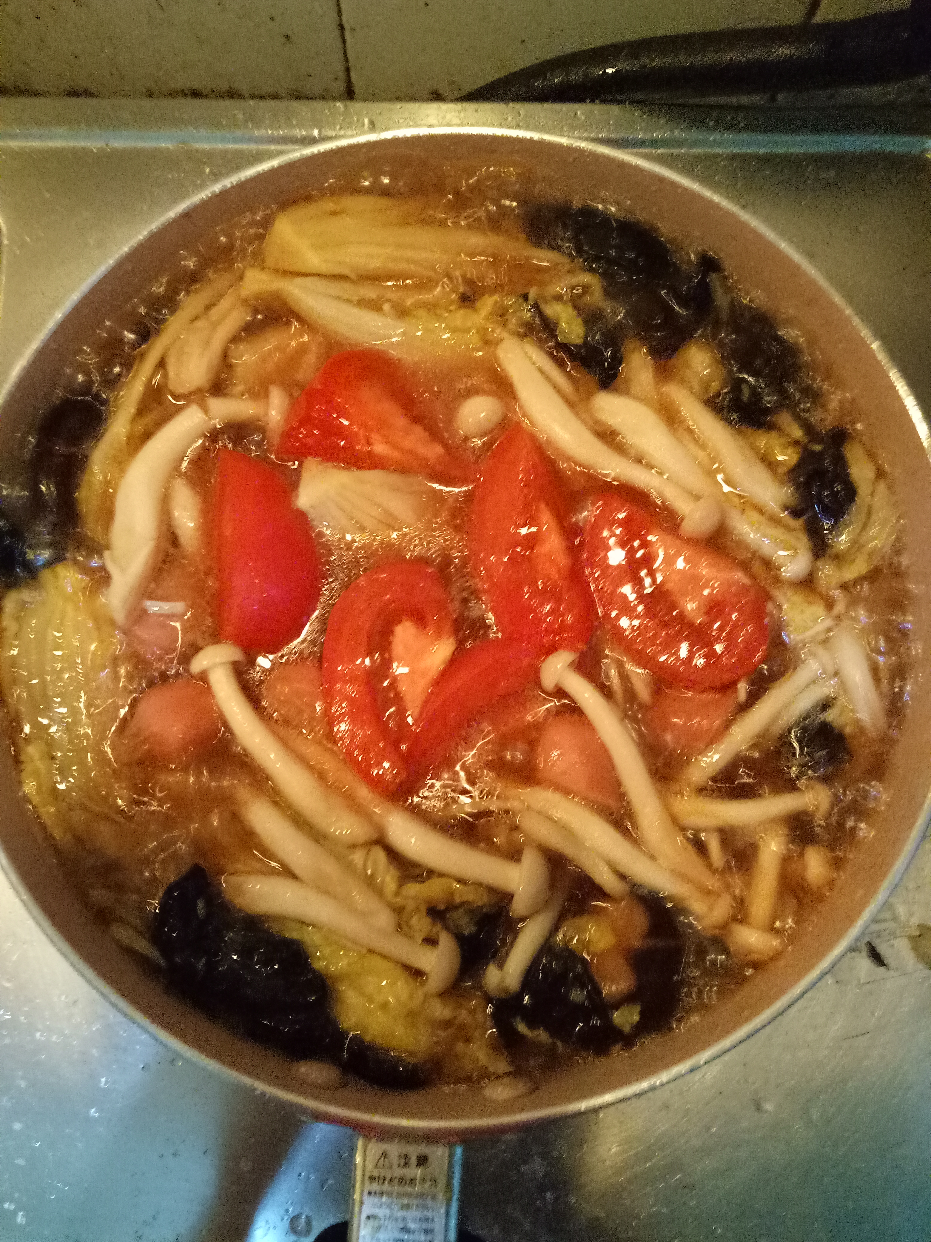 热锅冷油下切好的蒜瓣炒香,然后下泡好切好的香菇和木耳.