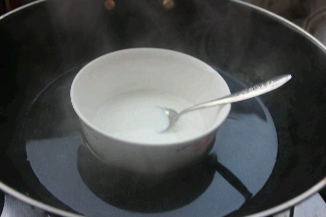 牛奶加糖隔水加热,待糖融化后关火,放入泡软的两片吉利丁片,搅拌至