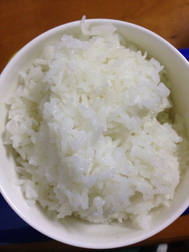 事先准备好了一碗白米饭,两边各分一半(作用是:让糯米不要太多吃的太