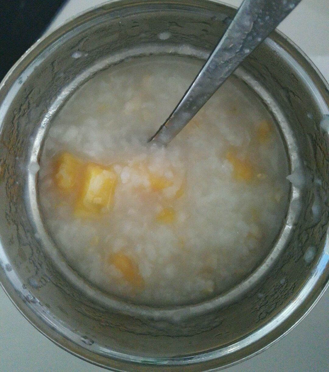 焖烧杯烫杯好水到净,就可以把煮沸的粥材料连同水一并倒入焖烧杯中