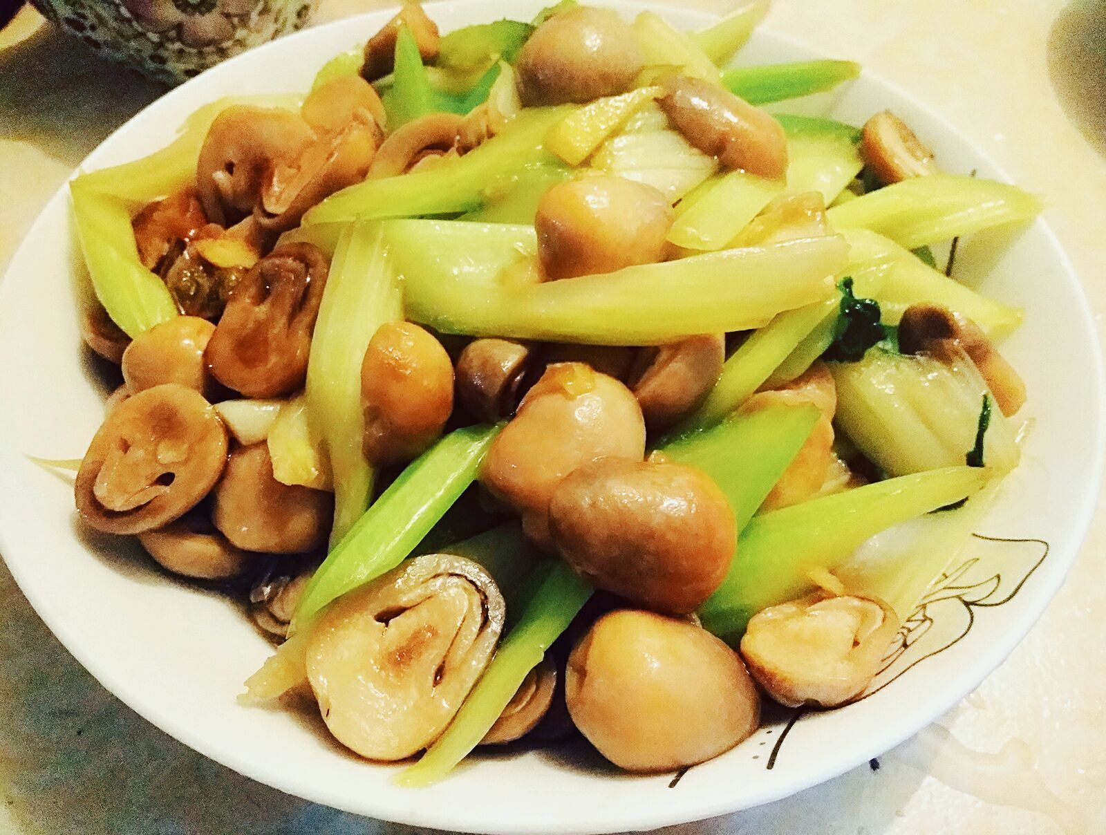 芹菜炒香菇,芹菜炒香菇的家常做法 - 美食杰芹菜炒香菇做法大全