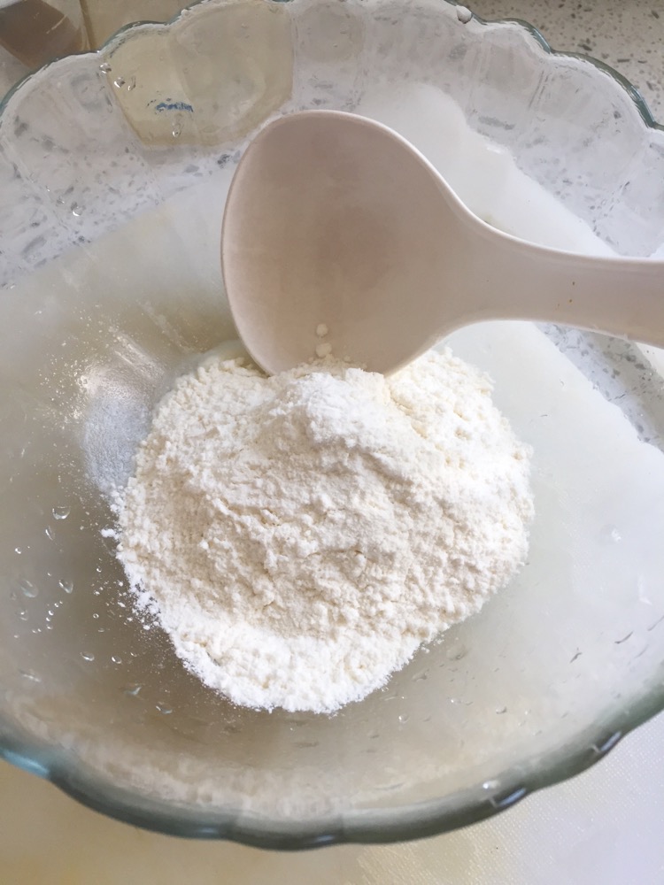 高筋面粉:没用称重,用旁边的白色勺子挖了一勺半面粉.
