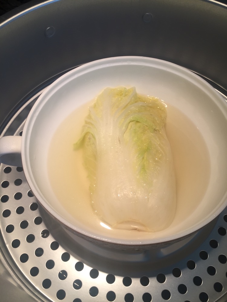 拿一大碗将汤和白菜放进去,放到蒸锅里蒸5分钟即可,鸡汤里要放盐