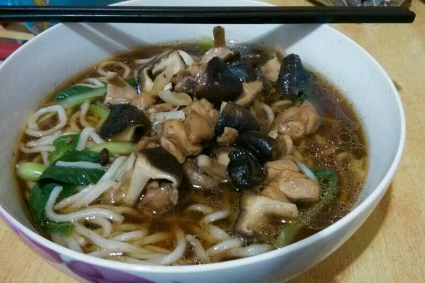 香菇鸡块面的做法