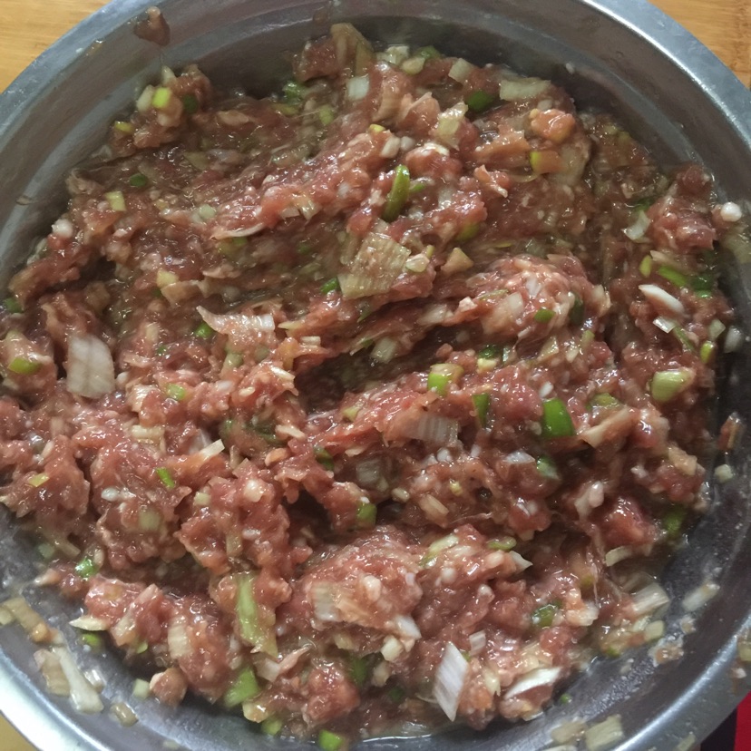 准备肉馅,牛肉和大葱,正常活馅即可