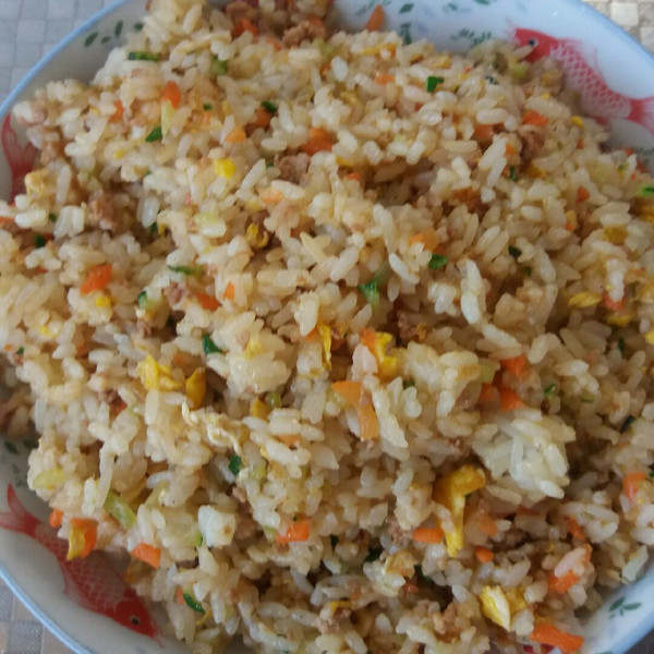 胡萝卜鸡蛋黄瓜肉末炒饭