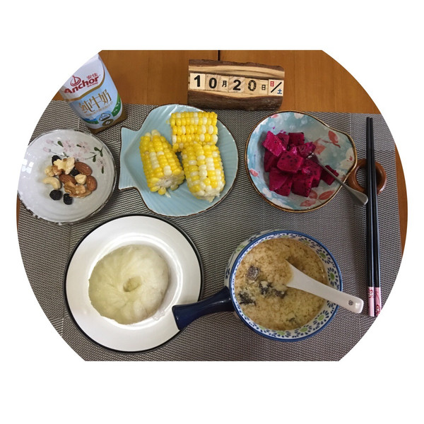 乐shy的早餐:海参蒸蛋、馒头、玉米,牛奶及火龙