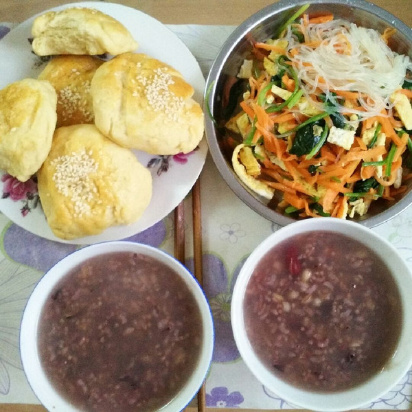 今日早餐:杂粮粥,拌菜(萝卜鸡蛋粉条),发面饼