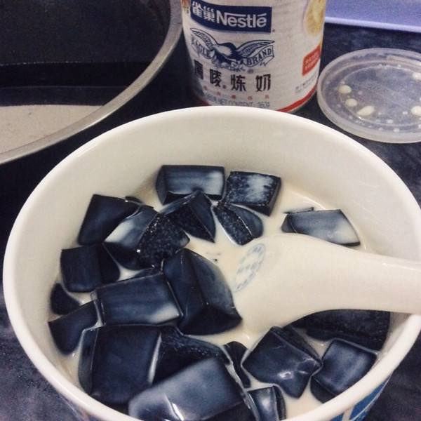 黑凉粉的做法