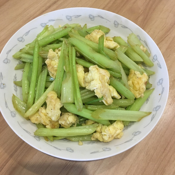 芹菜炒鸡蛋