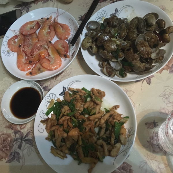 莹ldok的大虾,爆炒花哈,辣椒炒鸡胸肉,馒头,疙瘩