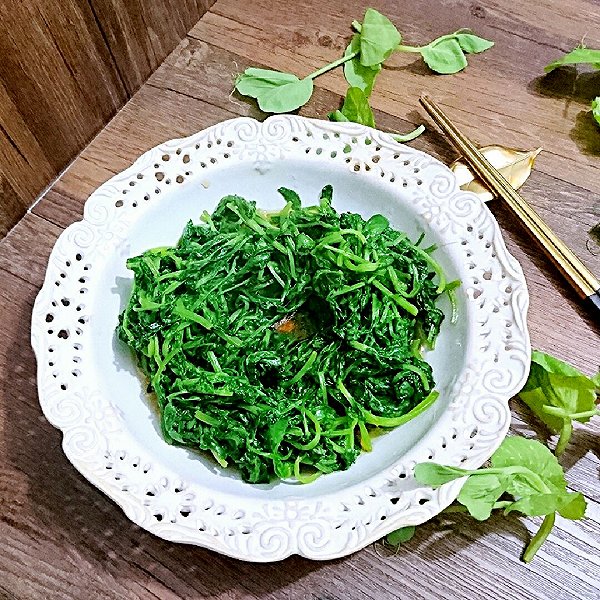 素菜爱烘焙的清炒豌豆苗【食谱】素食蜜桃蔬菜炒荷兰豆必须过水吗图片